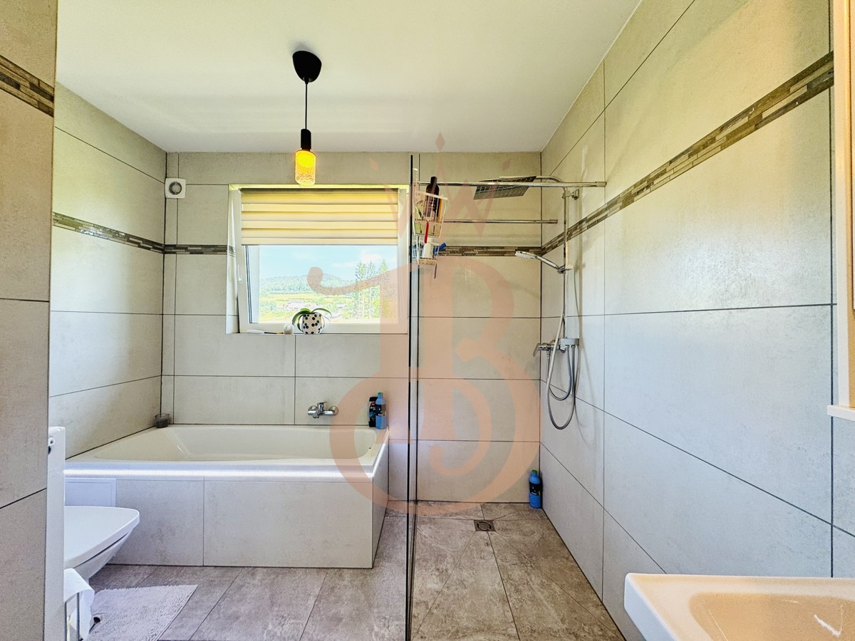 Badezimmer mit Waschraum