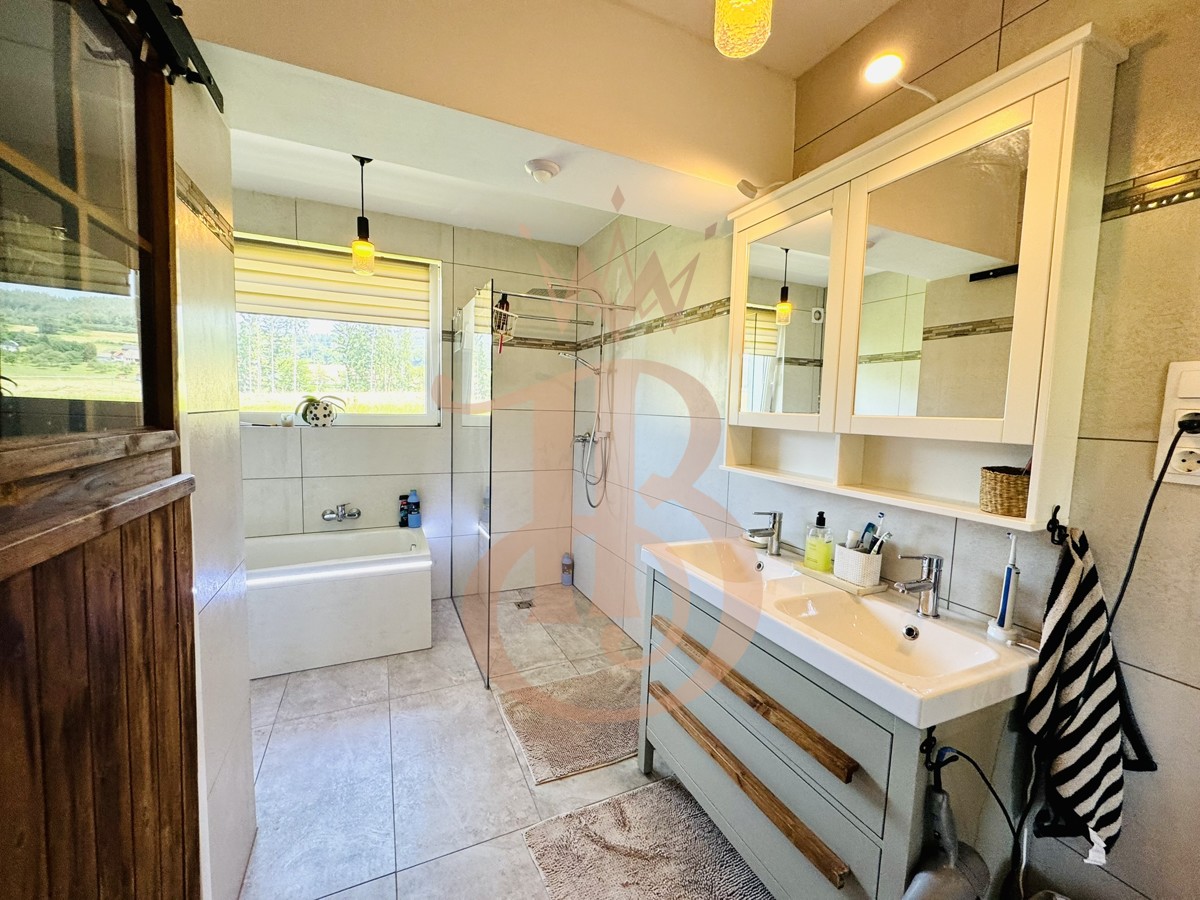 Badezimmer mit Waschraum