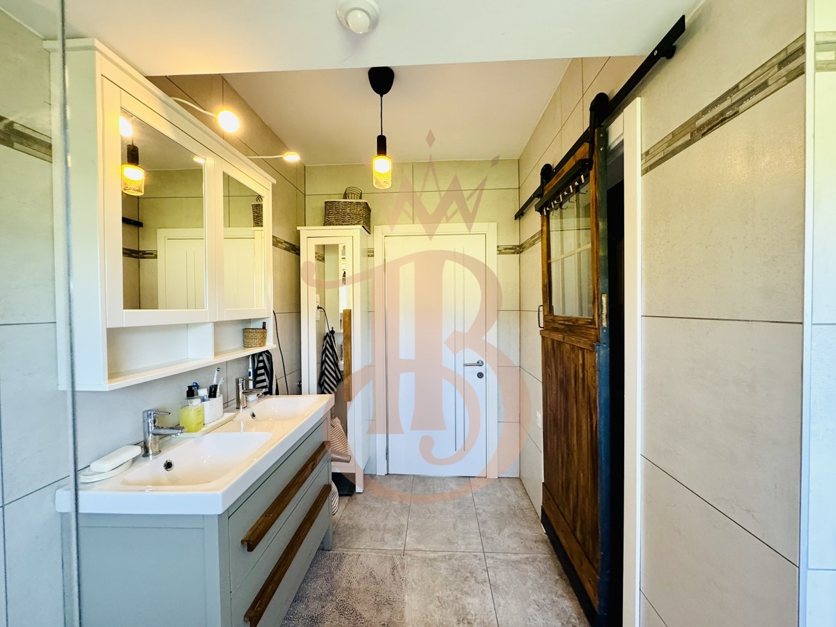 Badezimmer mit Waschraum