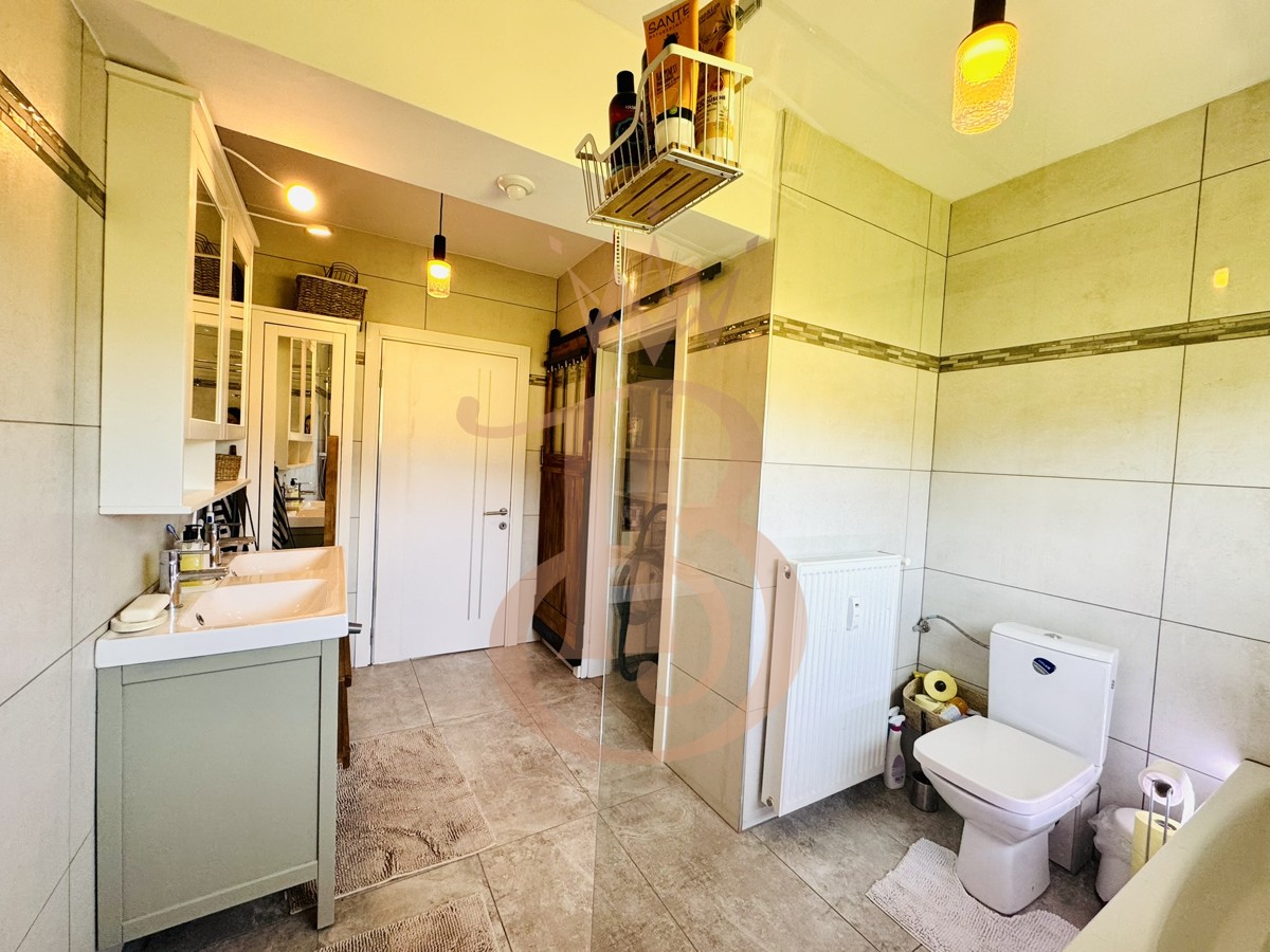 Badezimmer mit Waschraum