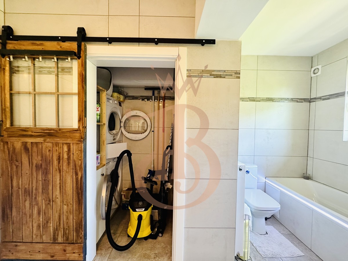 Badezimmer mit Waschraum