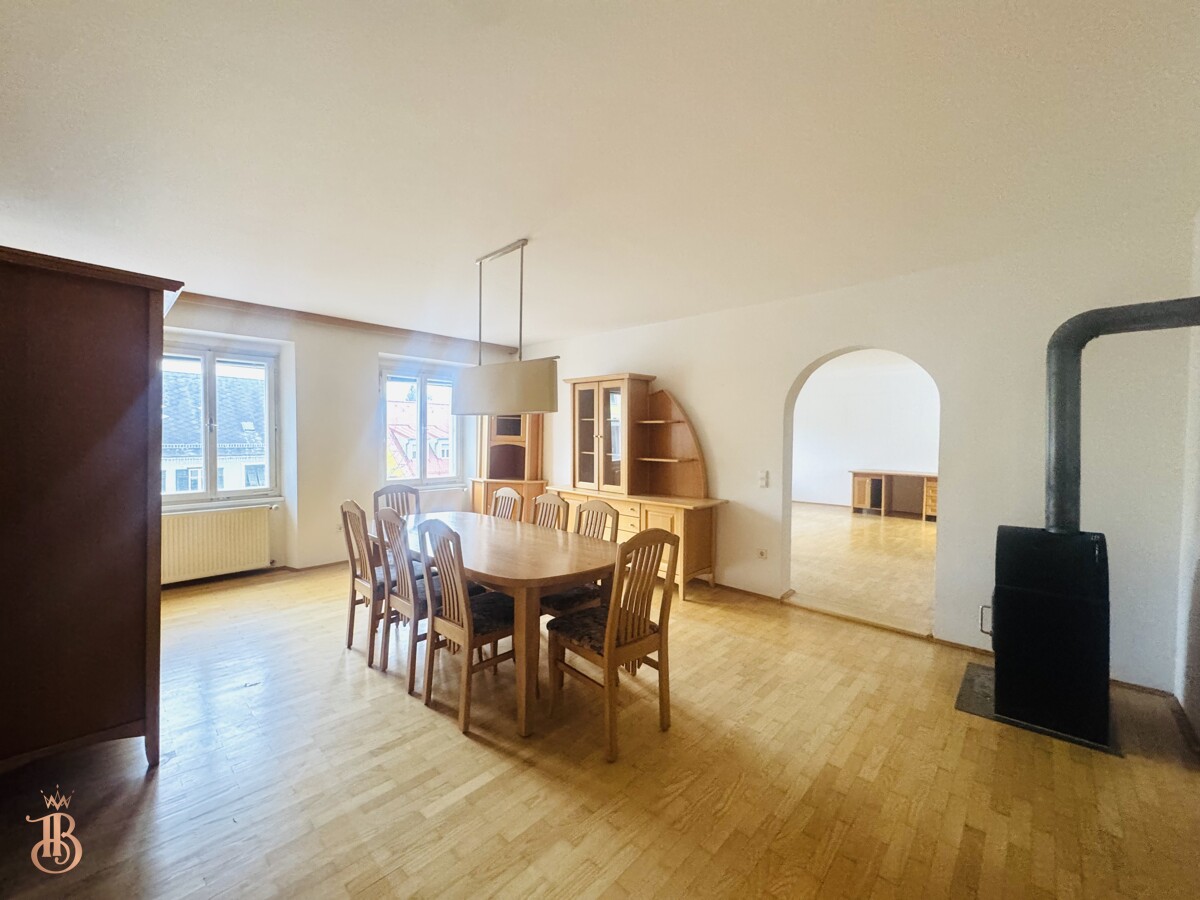 Esszimmer mit Kamin OG